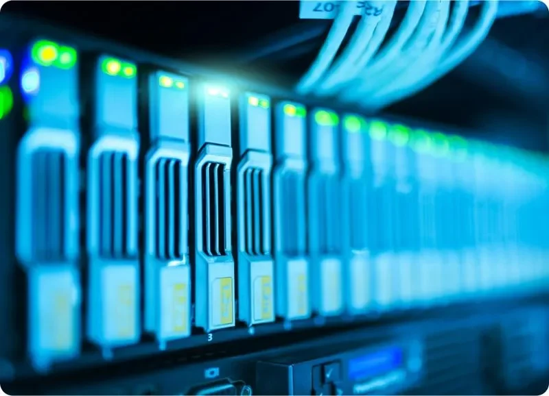 Baies serveurs dans un data center sécurisé